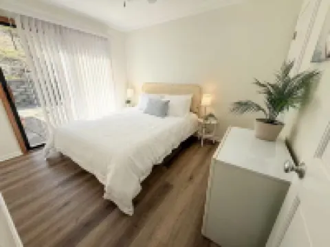 Hampton House • w/Hot Tub • Sleeps 16 • Luxury Beach Escape