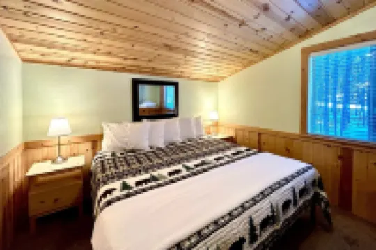 Yellowstone's 2 Bedroom, 2 Bathroom Upstairs Loft. Dog Friendly. Close Shopping!