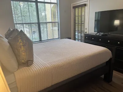 Avalon’s Stylish Gated Clearwater Condo Near Beach, With Pool and Gym- Location!
