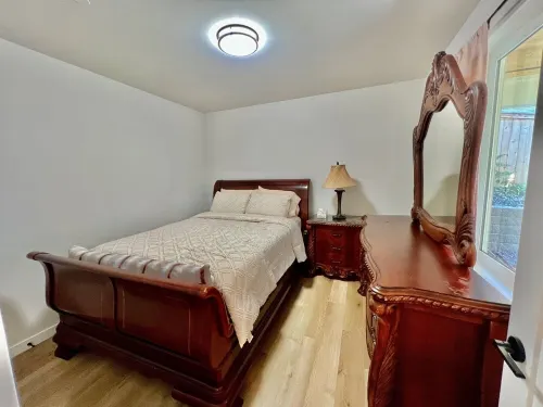 Beautiful lakeside retreat,close to SeaTac Airport,pet friendly,EV charging,WiFi