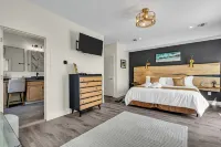 Top Flr Balcony w/ bonus room + wet bar, 2 blocks to beach, Linens/towels incl.