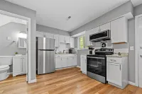 Spacious 2 Bed Townhome by StayLage Hotels in Frontier Township