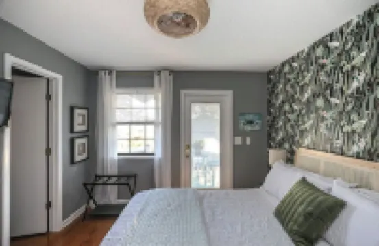 Dockside Dreamhouse - Coast into Relaxation! 麥金託什縣酒店