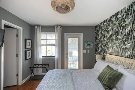 Dockside Dreamhouse - Coast into Relaxation!