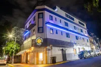 The Looking Glass Hotel Hotels near Walgreens