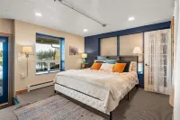 Cozy, comfortable, peaceful, unique lakeside house w beautiful views/Olympia Hotels near Laser Fun Zone