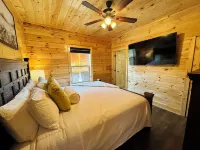 3 miles to Dollywood! Family size Cabin with Indoor Pool/Games, PS 5 & Hot tub