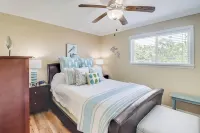 Gulfviews, short walk to Beaches w Pool sleeps 4