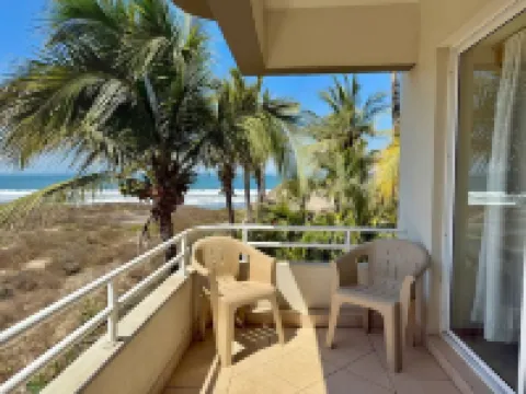 A Pie de Playa Con Hermosa Vista by G P S Rentas