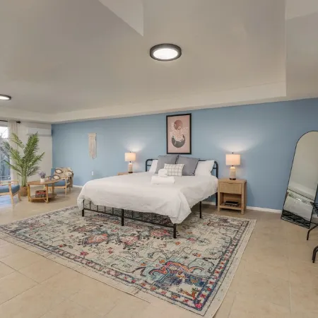 Stylish & Spacious Boho - King Bed Galore, Hot Tub, Arcade, Ping Pong, Rec Room