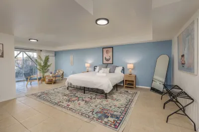 Stylish & Spacious Boho - King Bed Galore, Hot Tub, Arcade, Ping Pong, Rec Room