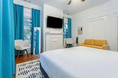 Suite in Heart of Downtown King Beds Forsyth Park - Upper Hotels in der Nähe von Sunglass Hut