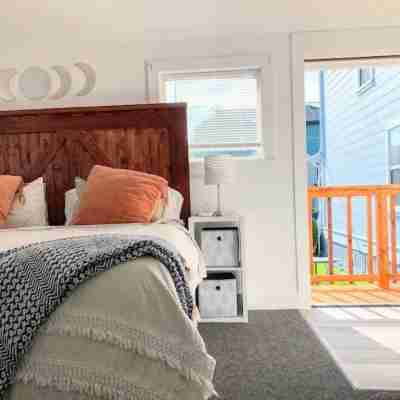 Stylish & Bright , King Bed, Downtown Oasis Rooms