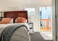Stylish & Bright , King Bed, Downtown Oasis