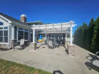 Irish Lakefront home. Pets, dock, fishing, kayaks.