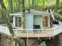 Enchanting Mountain Tree House Hideaway. Hotels near Thunder Hill Overlook