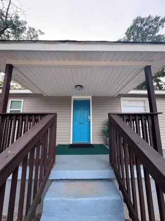 Teal Door: Charming 2-bedroom cottage with WiFi, AC in fabulous Simpsonville