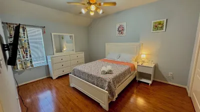 Relaxing home with Smart TVs in all Bedroom, Breakfast & Fast Tesla Charger