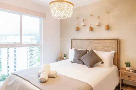 Stylish Apt w/ Mountain Views & Luxury Amenities