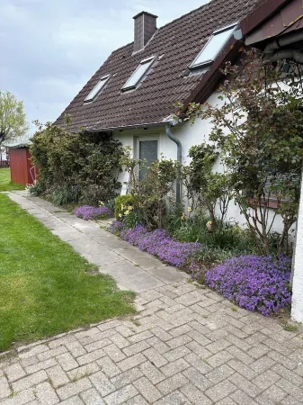 Kleine Ferienwohnung Direkt am Deich und Hafen von Eckwarden mit Gartennutzung