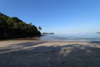 Beautiful, spacious house with 4 bedrooms, veranda with hammocks, garden. Hotels in Barra do Sahy