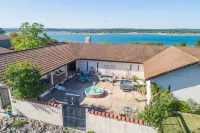 NEW! Canyon Lake WATERFRONT Villa~Hot tub~Sleeps 16 Cranes Mill Marina附近的飯店