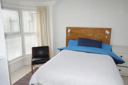 Cosy Home from Home close to Beautiful Benllech Beach - Child and Pet Friendly Отели в г. Лланфэр-Матафарн-Эйтаф