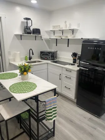 Beautiful Backhouse located near by freeway, stores and SLCC Отели в г. Тейлорсвилл