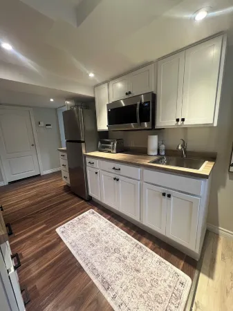 Cozy on Connaught. Central apartment in Halifax - very walkable! Отели рядом с достопримечательностью «Центральная библиотека Галифакс»