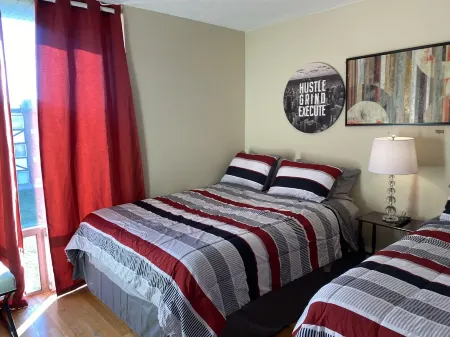 10 min walk to Stevenson Convention Center Отели рядом с достопримечательностью «Театр Роузмонта»