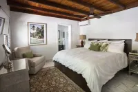 Stunning home. Amazing views,6 bdrm, private pool-Cruz Bay Rennovated, Generator โรงแรมใน