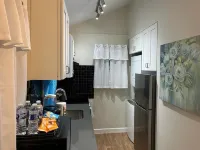 You won’t forget your time in this romantic Tiny House w/ pool. Gated & Keyless!