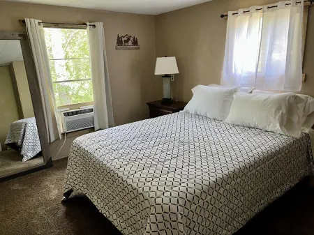 Grizzly Den ~ Less than 15 minutes to Glacier National Park! Отели рядом с достопримечательностью «Montana Vortex and House of Mystery»