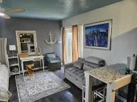 Comfy Luxury Studio Apt. Has it all ! Close to Everything .
