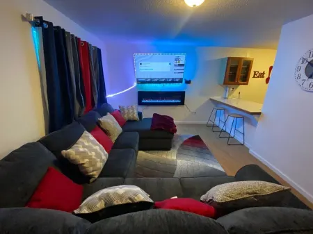 Cozy apartment steps from Christ Hospital, UC and minutes to downtown!