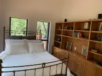 Secluded 1,200 SF Casita in Idyllic Hill Country Setting Minutes From Downtown Hotels near بحيرة ترافيس