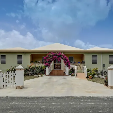 Mid-Island beauty! 5 minutes from shopping, dining and the beach.