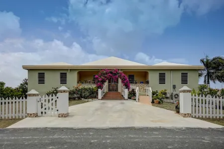 Mid-Island beauty! 5 minutes from shopping, dining and the beach.