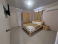 Romantic House with Spacious Hot Tub Spa, Family/Pet friendly and Free Parking