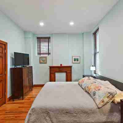Large Executive 1st Floor Apartment with Chefs Kitchen! Rooms