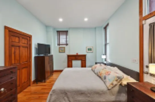 Large Executive 1st Floor Apartment with Chefs Kitchen! Hotels in 