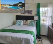 Cozy retreat pool access super close to the Town. Entire home available to you! Các khách sạn ở Old Harbour