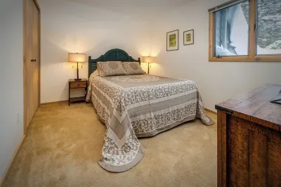 Charming Condo for Sun or SnowNear Lake Michigan & Ski Resorts3 King, 1 Queen