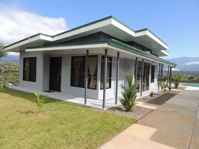 Spacious 2-Bedroom Casita with Pool, and Modern Amenities in Perez Zeledon Hoteles cerca de Centro de Eventos las Cuadras