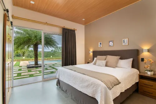 Mayoli Hill Deluxe Farmhouse Hot Tub & Private Pool with Volcano View