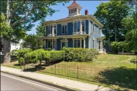 Charming Victorian Estate with AC, WiFi with water views in East Boothbay
