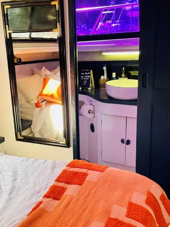 Floating 2 bed 2 bath condo stunning views of the bay