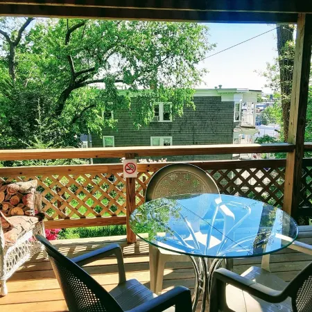Panoramic view, large deck, ground floor apartment, walk to subway and beach