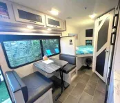 Come Glamping in this luxurious 2022 RV in DT FT MYERS, Very Private Space!