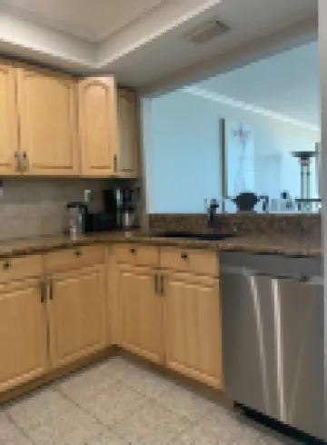 Immaculate Condo. Pool, Jacuzzi. Balcony with Waterfront and Nightly Sunset.